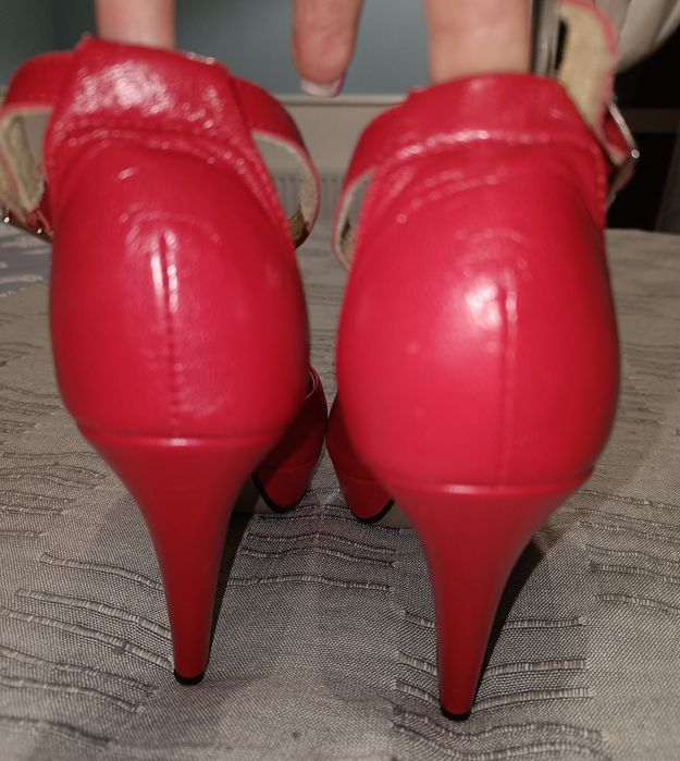 Szpilki w kolorze malinowym skóra naturalna