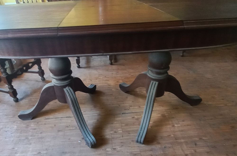 Mesa de sala , com 8 cadeiras algumas danificadas