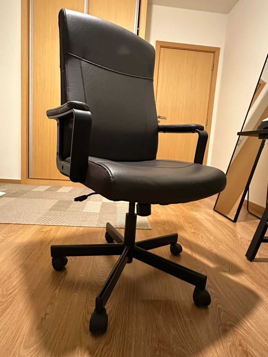 Cadeira giratória   MILLBERGET (castanho escuro)