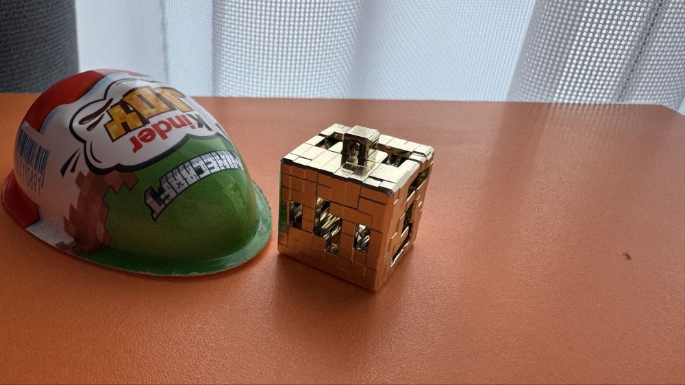 Зодотий блок з кіндер джой