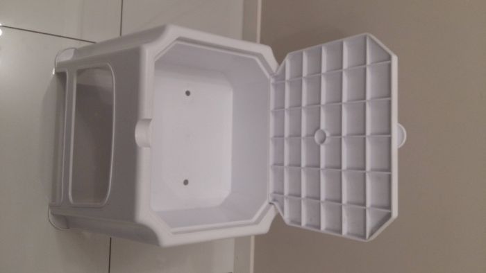 Krzesełko pod prysznic z pojemnikiem