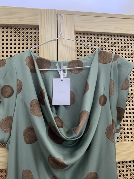 Vestido verde com bolinhas castanhas