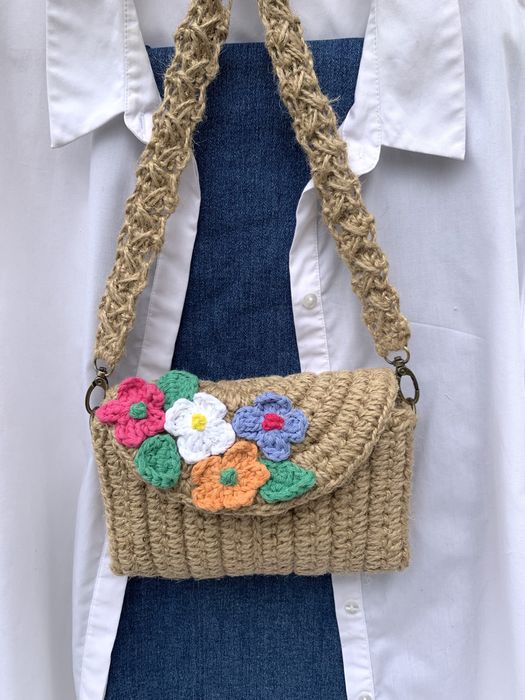 Stylowa torba jutowa robiona na szydełku z bawełnianymi kwiatami, ręcznie robiona