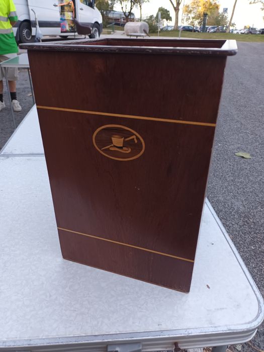 Papeleira em madeira com embutidos