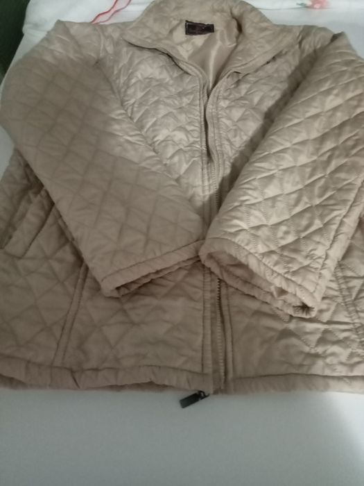 Quispo cor bege tamanho XL.