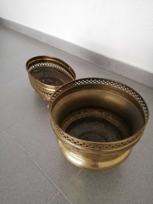 Centro de mesa redondo e outro oval, em latão (vintage)