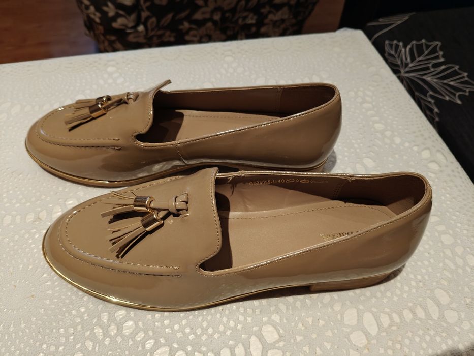 Buty lordsy lakierowane nowe, Clara Barson r. 40