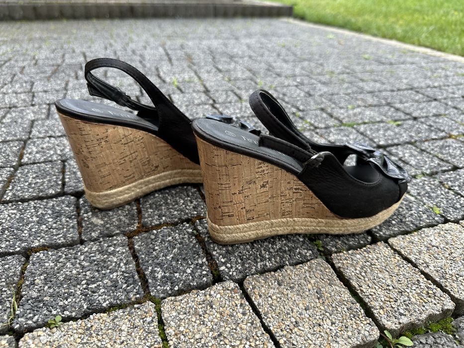 Buty na koturnie