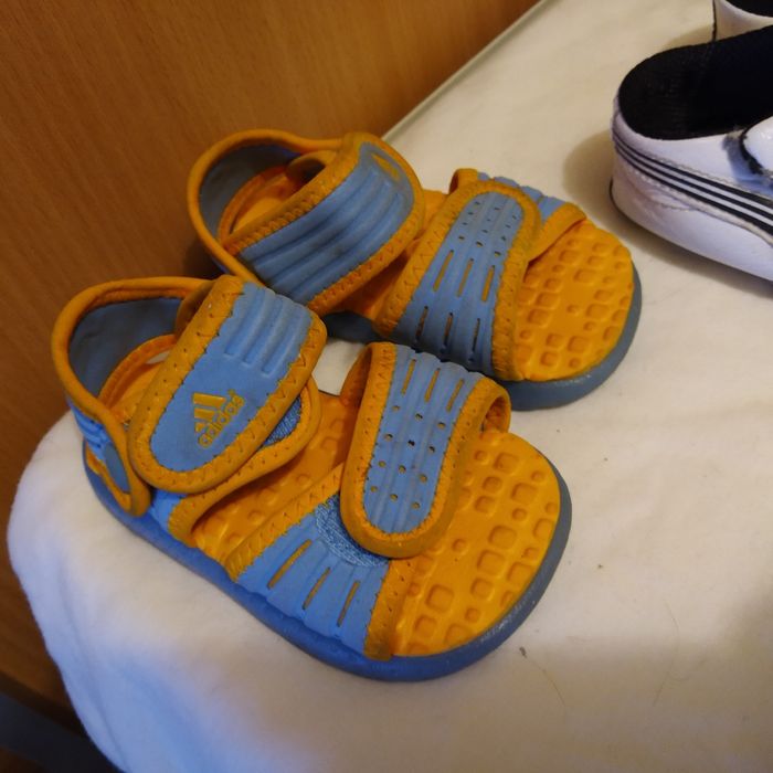 Sapatilhas e sandálias - tamanho 18 a 21