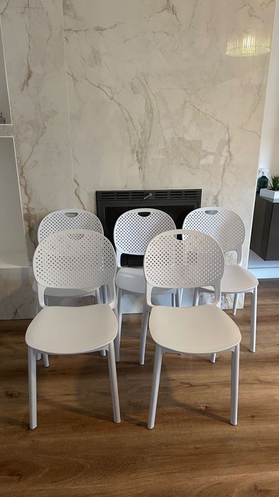 Cadeiras brancas em ótimo estado