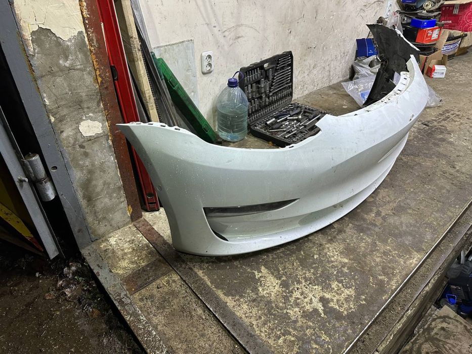 Бампер тесла Tesla model3  под ремонт