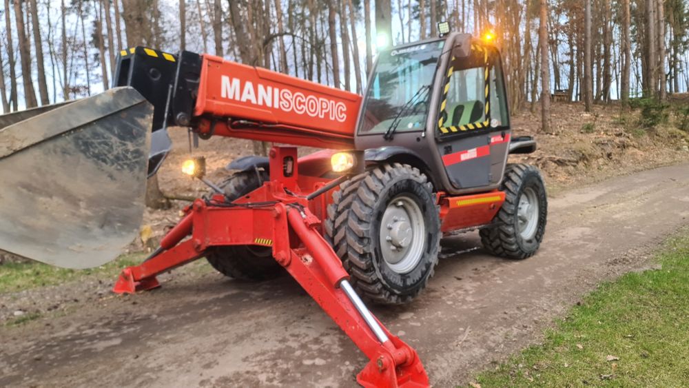 Wycinka drzew . Frezowanie pni