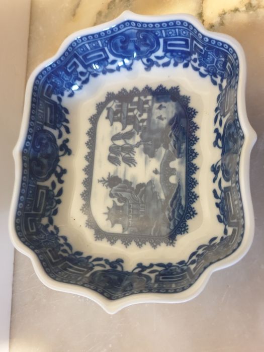 Conjunto de covilhete e prato em porcelana Oficina Real-Colecção Macau