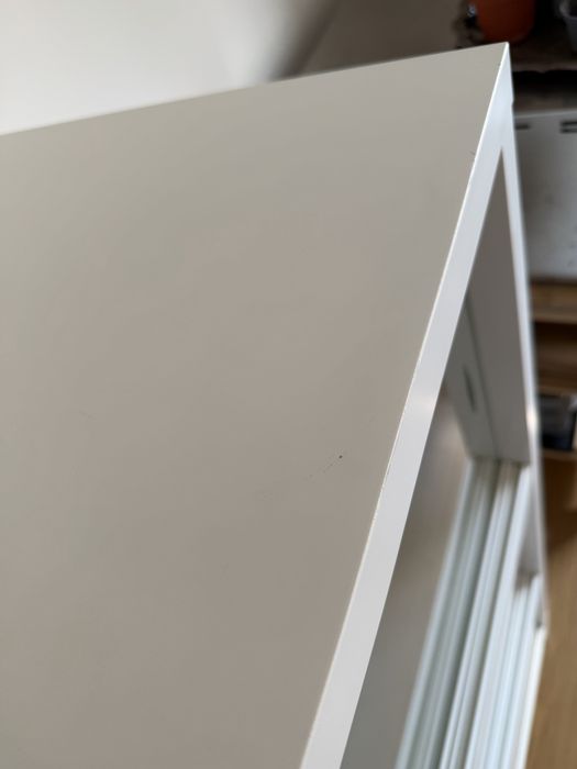 Ikea Kalknas biała witryna, biały kredens z przesuwnymi drzwiami