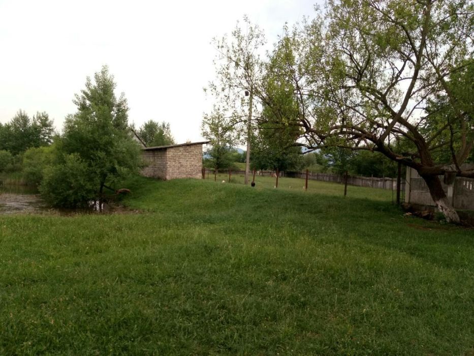 Участок 200 соток с жилым домом, хоз. постройками и озером!