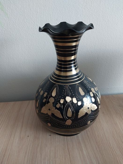 Ręcznie zdobiony wazon metalowy Handmade India Czarny + złoto 22 cm