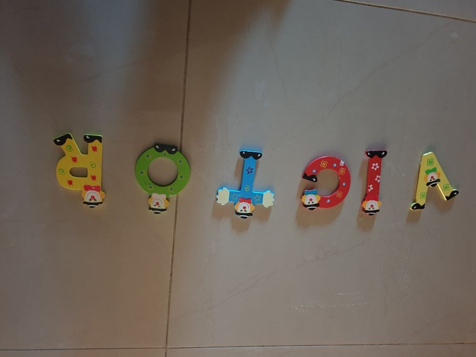 Letras para nome de criança para colar em porta de quarto
