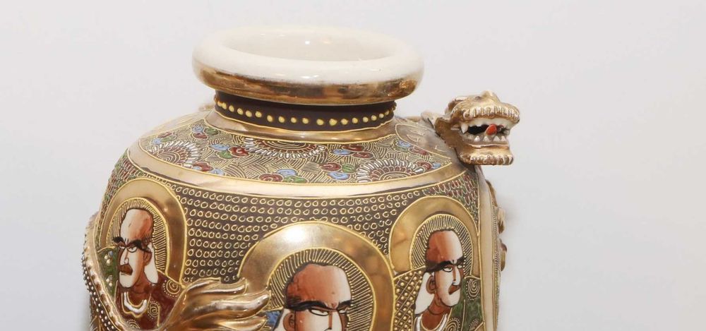 Par de Jarrões em porcelana Satsuma do Japão Séc.XIX