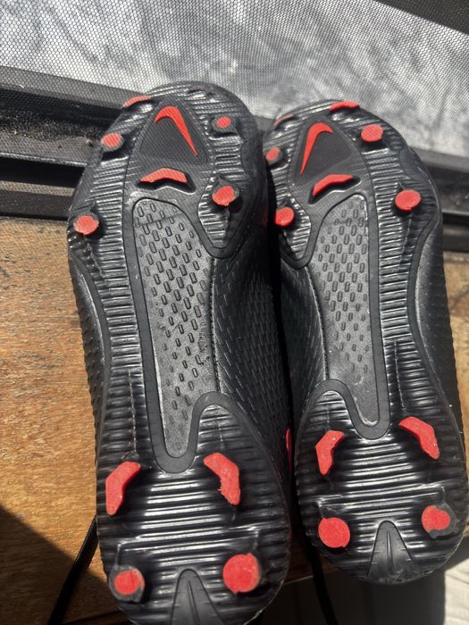 Chuteira Nike Preta e Vermelha – Usada