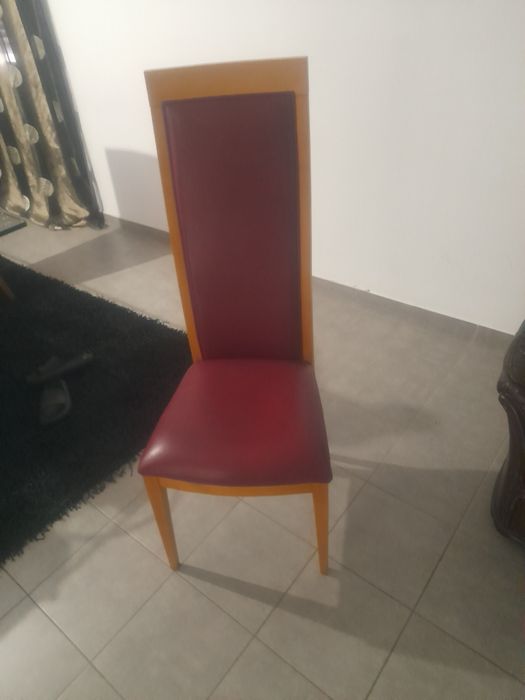 Tanho essa cadeira tanho 6 igual  cada uma 40 euros