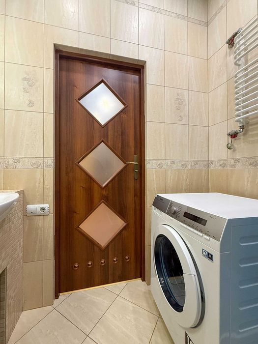 Продається простра квартира з ремонтом в центрі міста