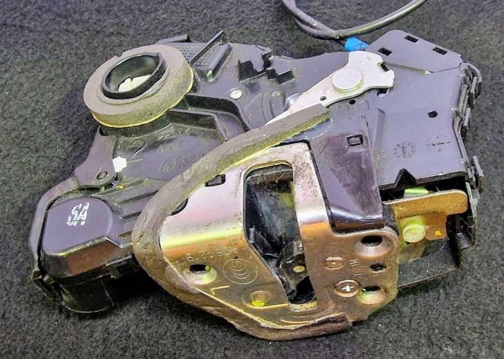 Fechadura / Fecho Porta Frente Esquerdo - TOYOTA AURIS