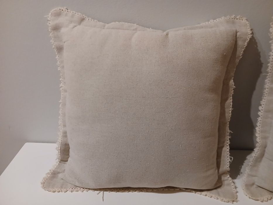 Três almofadas em cru com bordado