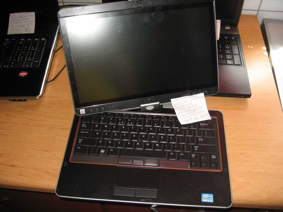 Laptop tablet  nowe i lezaki magazynowe szkoła studia biuro  praca gra