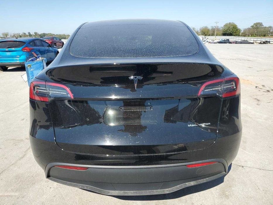 Електричний кросовер Tesla Model Y 2024 з США