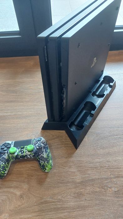 Ps4 pro 1TB + 2 comandos + 9jogos