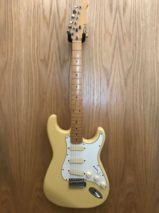 Fenix Stratocaster Guitarra Electrica - Vintage Radio Amarelo