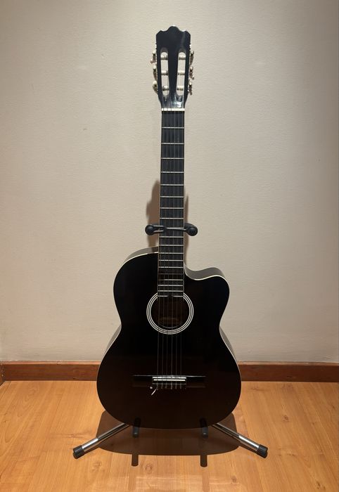Guitarra clássica Ashton com suporte + capa de transporte