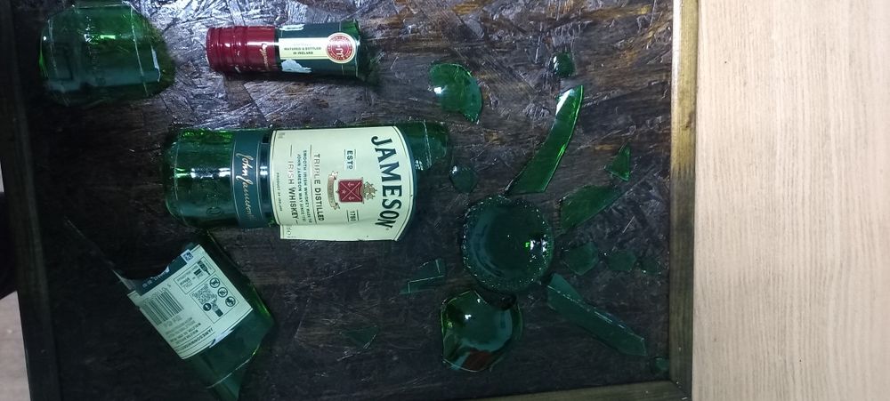 Картина з битою пляшкою