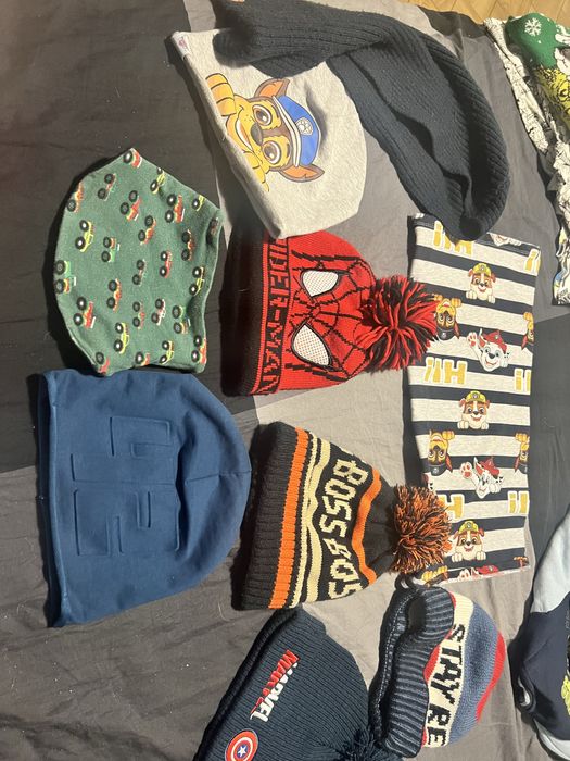 Zestaw czapek i kominów