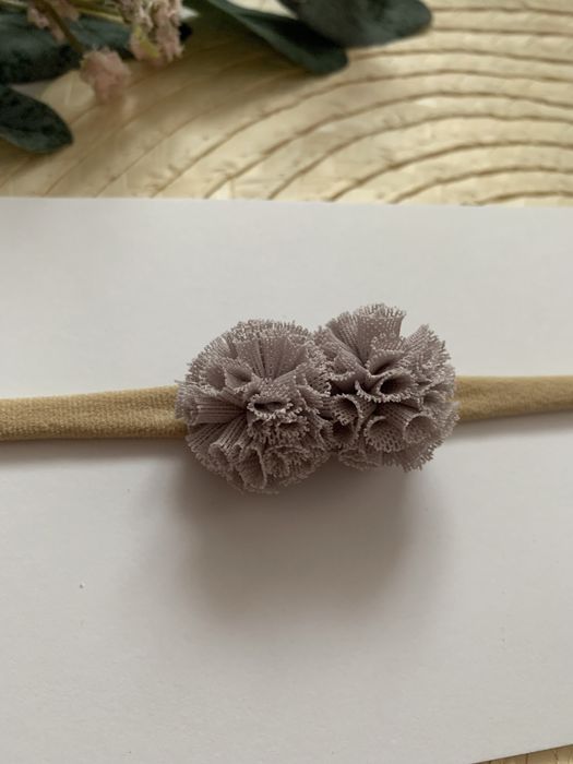 Opaska bezuciskowa z pomponami Roczek Urodziny Sesja