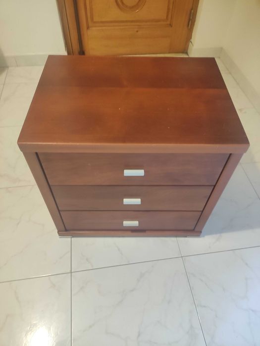 Mesa cabeceira em cerejeira