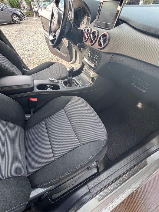 Mercedes-Benz B180 - Pack AMG red