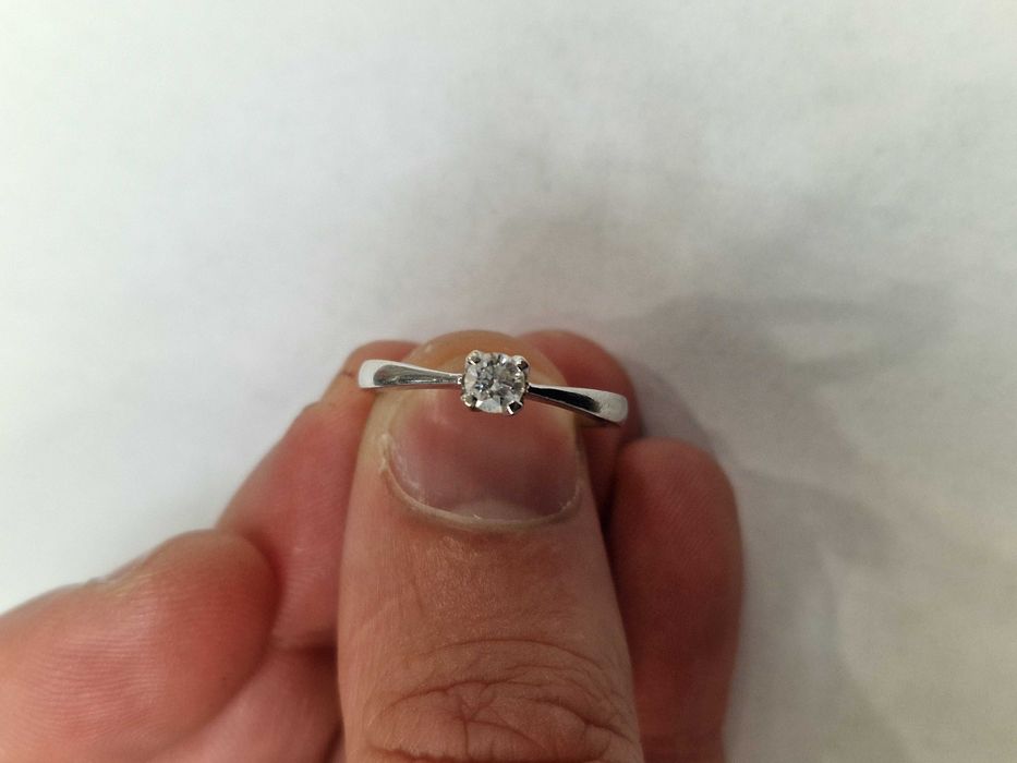 KRUK! Złoty pierścionek/ 585/ 2.23 gram/ R12/ 0.20 CT/ białe złoto