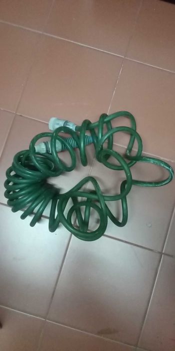 Mangueira  com cerca de 3 metros e outra mangueira verde com 4 metros