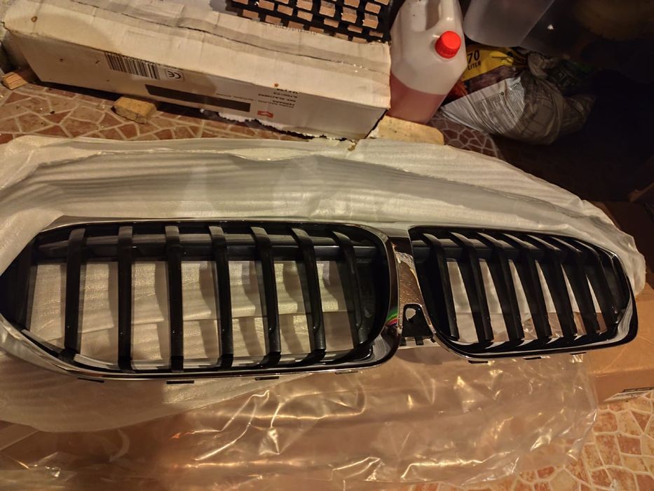 Vendo uma  grelha Mercedese uma gre