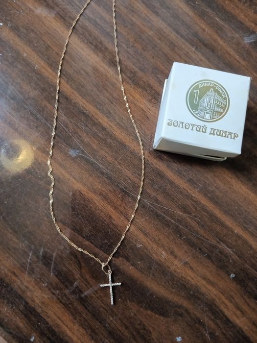 Золотая цепочка с крестиком
