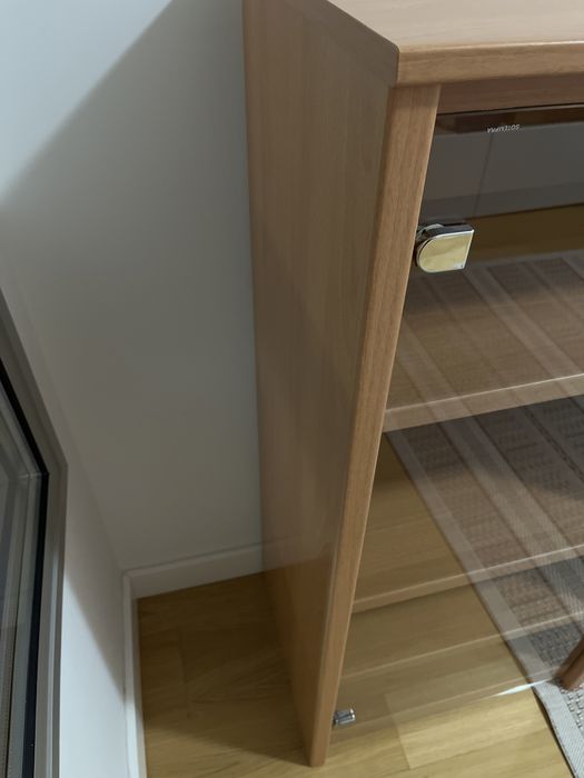 Estante  de madeira carvalho e com porta de vidro.