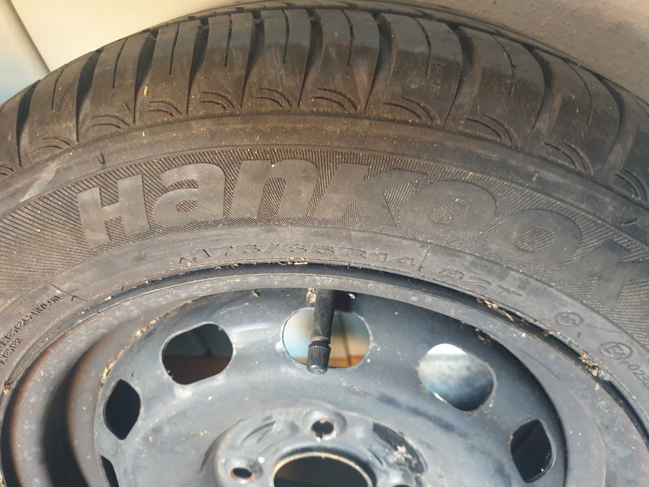 Pneu automóvel como novo.