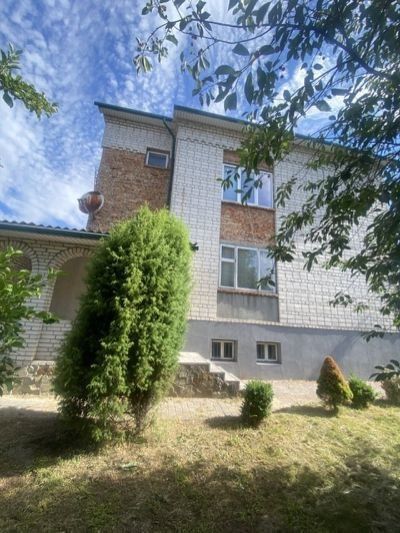 Продам 2 поверховий цегляний будинок