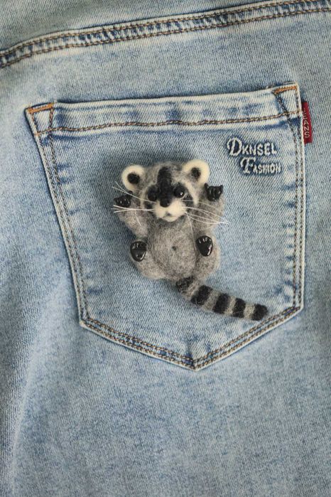 Подвеска или брошь из шерсти енотик