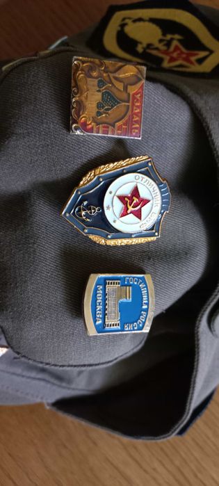 Czapka wojskowa rosyjska +20 odznaczeń , wpinek