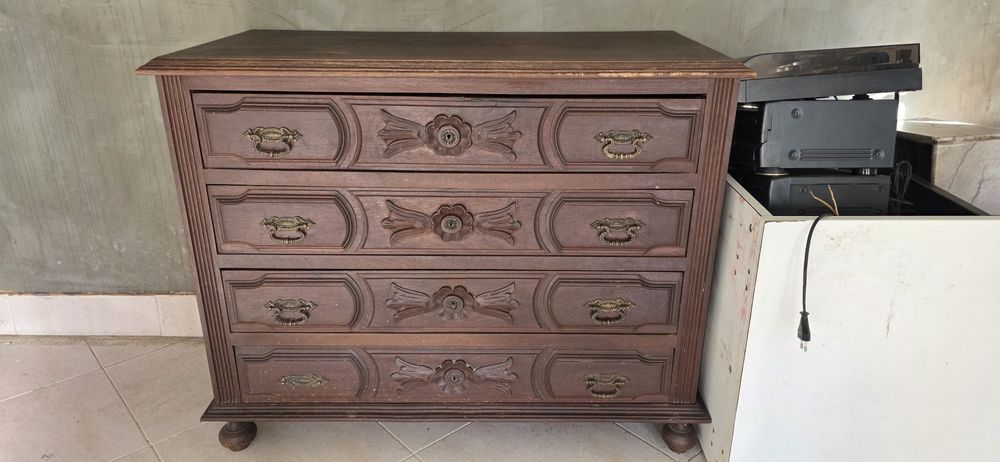 Cômoda mais uma mesinha