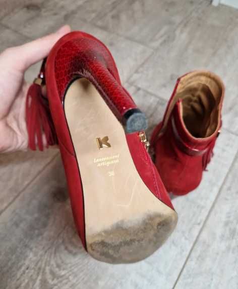 Czerwone buty na obcasie marki Kazar