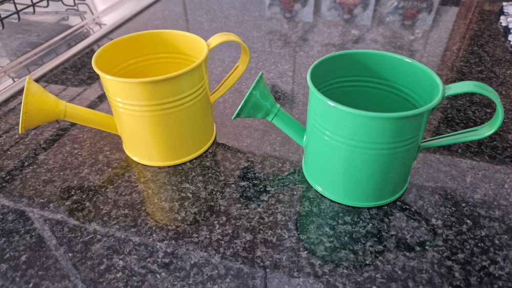Conjunto dois regadores pequenos