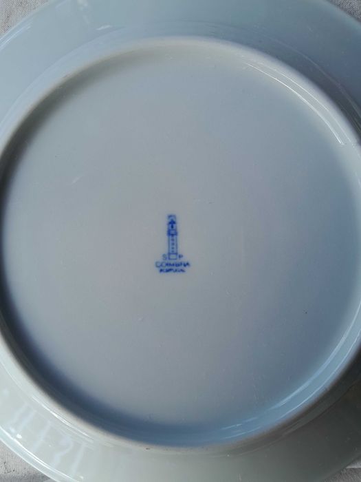 Pratos pequenos em porcelana e pires em vidro